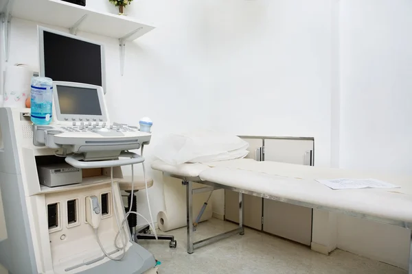 Habitación médica con máquina de ultrasonido — Foto de Stock