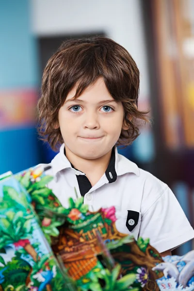 Menino com artesanato no jardim de infância — Fotografia de Stock