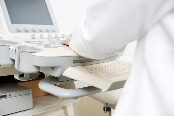 Gynecologist Using Ultrasound Machine — Stock Photo, Image