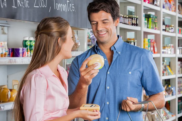 Casal comprando queijo na loja — Fotografia de Stock