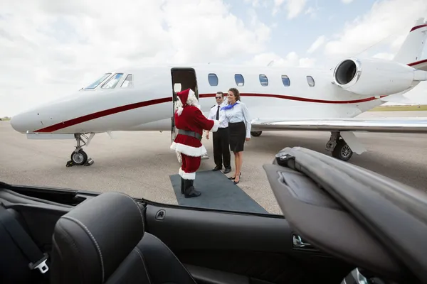 私人飞机的船员迎接圣诞老人 — 图库照片