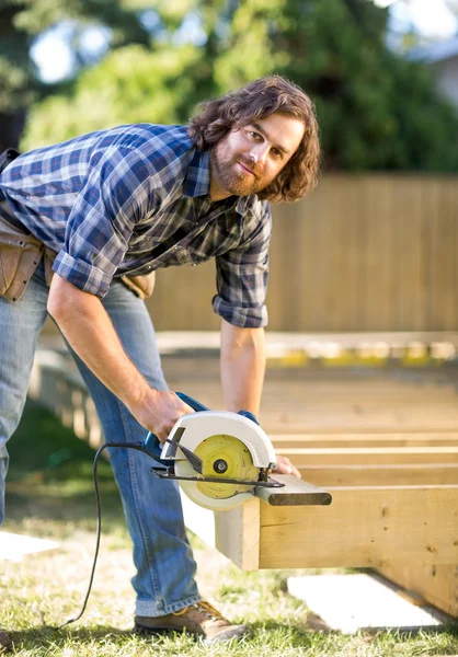 Carpenter Using Circular Saw — Stock Photo, Image