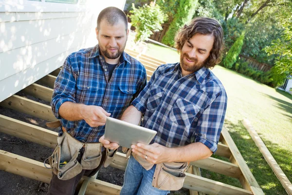 Workers Discussing Project On Digital Tablet At Construction Sit — Stock Photo, Image
