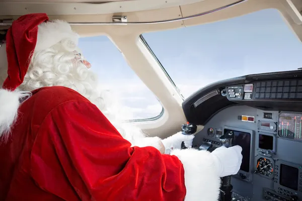 Weihnachtsmann im Cockpit fliegt Privatjet — Stockfoto