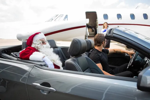 Santa i kierowca w Cabrio a airhostess przeciwko priv — Zdjęcie stockowe