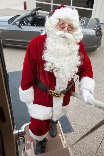 Santa na pokład prywatnego odrzutowca z Cabrio w tle — Zdjęcie stockowe