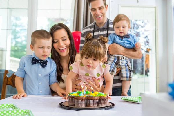 Familj firar flickans födelsedag — Stockfoto