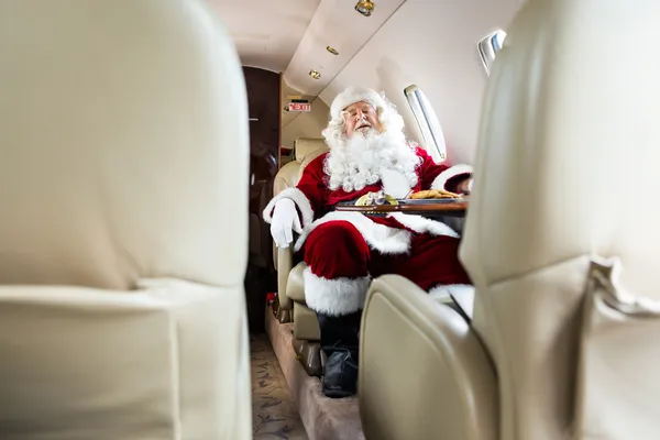 Père Noël dormant en jet privé — Photo