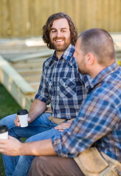 Worker Holding Disposable Cup While Looking At Coworker — Stock Photo, Image