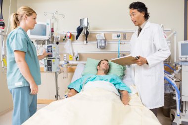 Doktor hemşire ile sağlık raporu tartışıyor