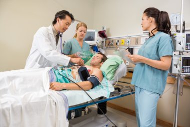 Hemşire ve Doktor muayene erkek hasta