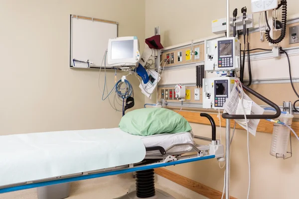 Cama de hospital e ferramentas médicas — Fotografia de Stock