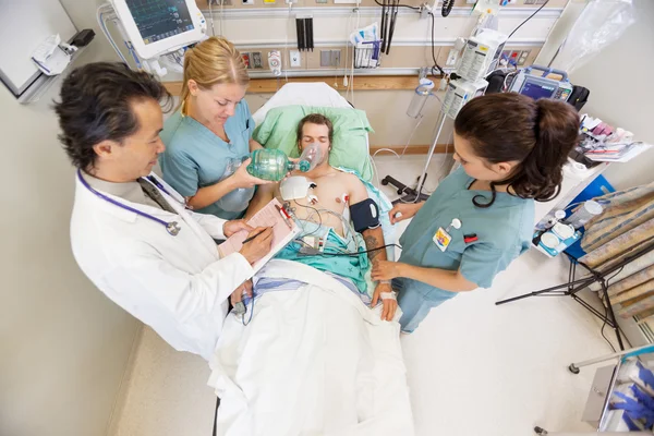 Médecin et infirmières traitant un patient critique à l'hôpital — Photo