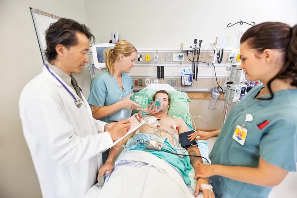 Equipo médico que trata al paciente crítico — Foto de Stock