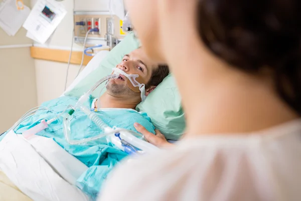病院で気管内チューブを持つ男 — ストック写真