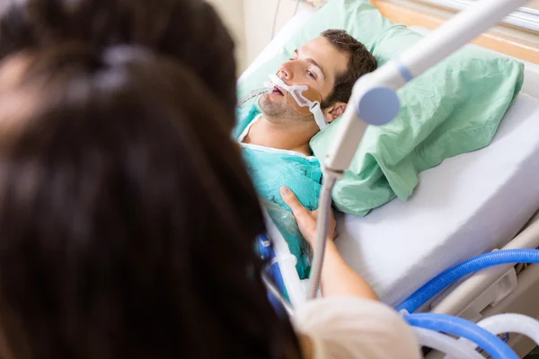 Man With Endotracheal Tube Recovering — Stock Photo, Image