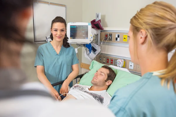 Enfermera con equipo médico en emergencia — Foto de Stock