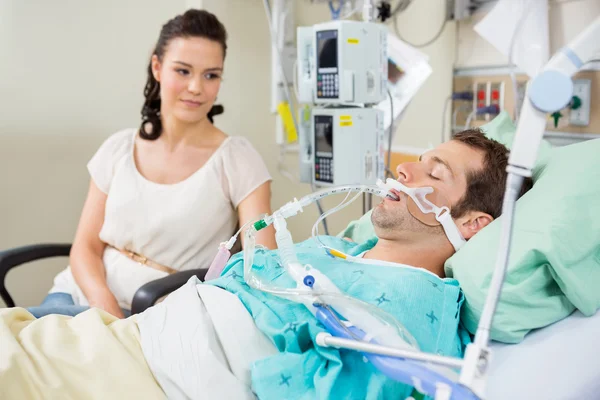 Woman Looking At Patient Resting — Stock Photo, Image