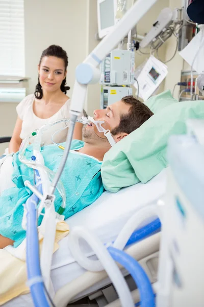 Frau sieht männlichen Patienten beim Liegen an — Stockfoto