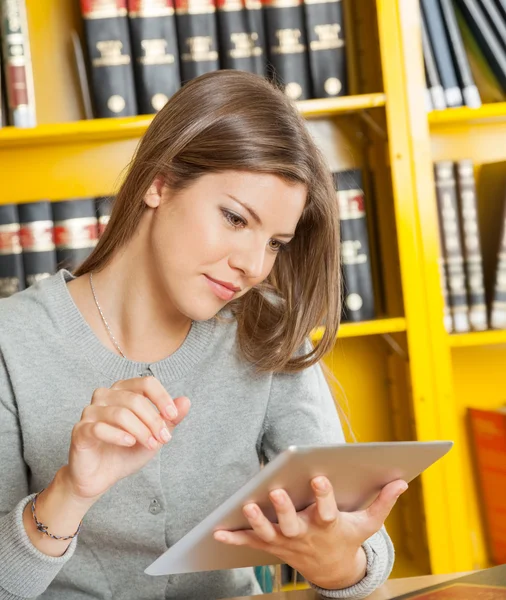 Estudiante con Tablet Digital Estudiando en Biblioteca Universitaria — Foto de Stock