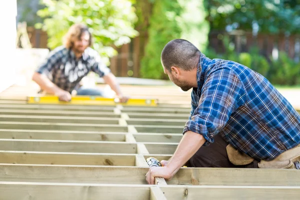 Zimmerleute arbeiten auf Baustelle — Stockfoto