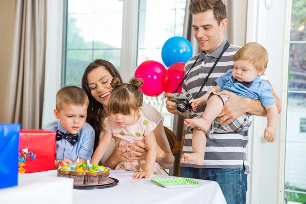Familjen firar födelsedagsfest hemma — Stockfoto