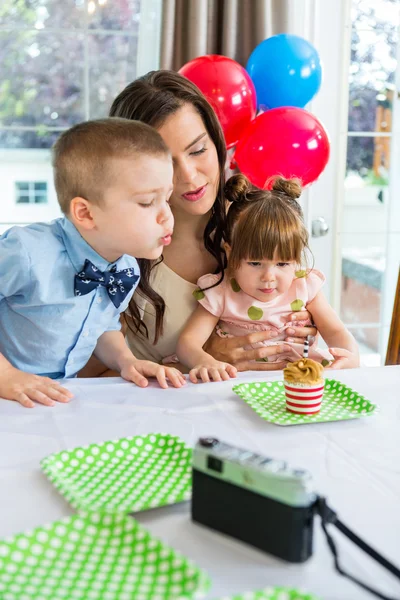 Семья празднует день рождения мальчика — стоковое фото