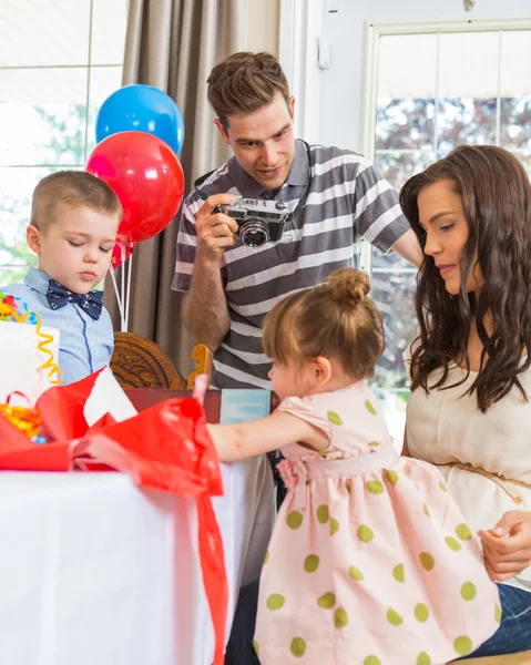 Família celebrando o aniversário da menina — Fotografia de Stock