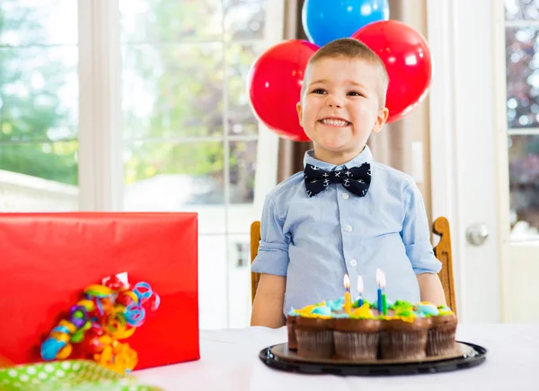 Compleanno ragazzo con torta e presente sul tavolo — Foto Stock