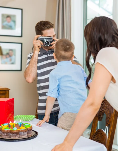 Padre tomando foto de cumpleaños niño y mujer —  Fotos de Stock