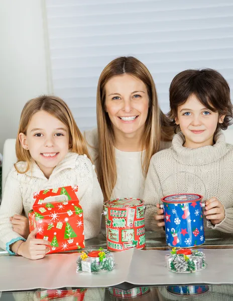 Mulher feliz e crianças com presentes de Natal — Fotografia de Stock