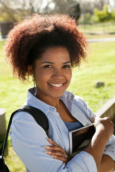 Student staande wapens gekruist op de universiteitscampus — Stockfoto