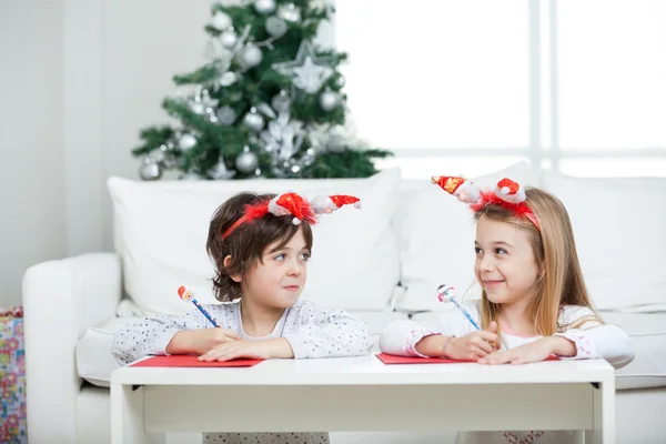 Frères et soeurs qui écrivent une lettre au Père Noël pendant Noël — Photo