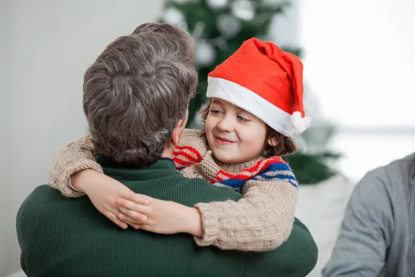 Figlio abbracciare il Padre durante il Natale — Foto Stock