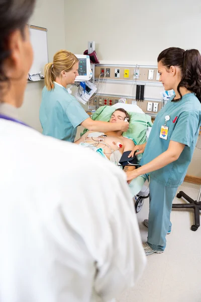 Медсестры и доктор лечат критически важного пациента — стоковое фото