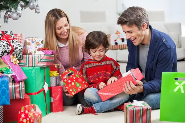Padres dando regalo de Navidad a su hijo Imagen De Stock