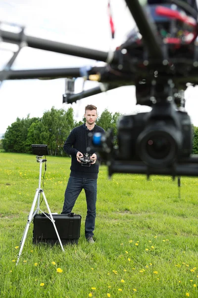 Inżynier operacyjny samostabilizujący uav w parku — Zdjęcie stockowe