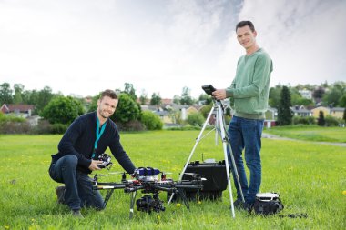 UAV helikopter üzerinde çalışan teknisyenler