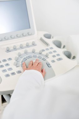 Doğum uzmanı ultrason makinesi kullanma