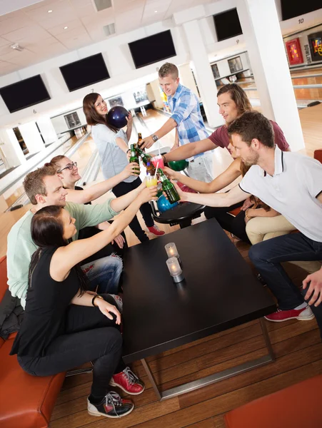 Amigos Toasting Drinks in Bowling Club — Fotografia de Stock