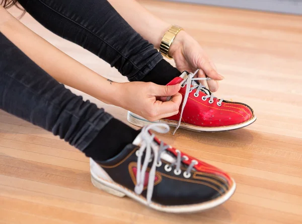Mujer atando cordones de zapatos en el club — Foto de Stock