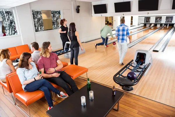 Mensen die vrijetijd op bowlingclub — Stockfoto