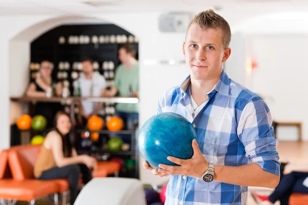 Muž, který držel bowlingovou kouli v klubu — Stock fotografie