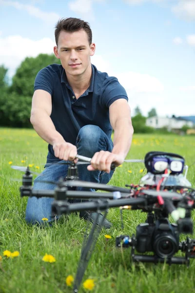 Engenheiro que fixa a hélice do drone espião UAV — Fotografia de Stock
