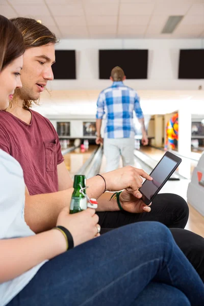 Casal usando tablet digital no clube de boliche — Fotografia de Stock