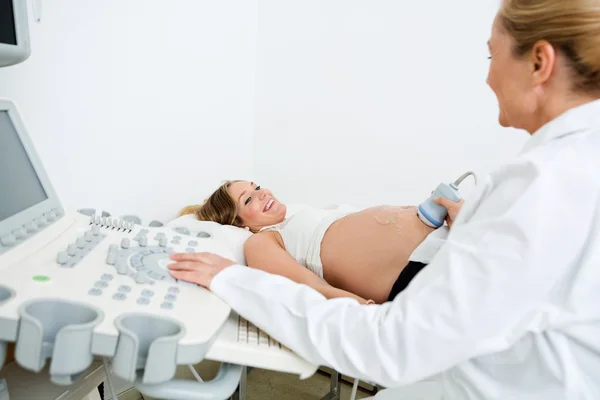 Doctor Performing An Ultrasound Scan — Stock Photo, Image