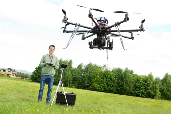 飞行无人机 octocopter 在公园里的技术员 — 图库照片