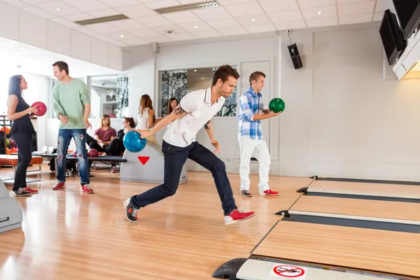 Gente jugando en Bowling Alley — Foto de Stock