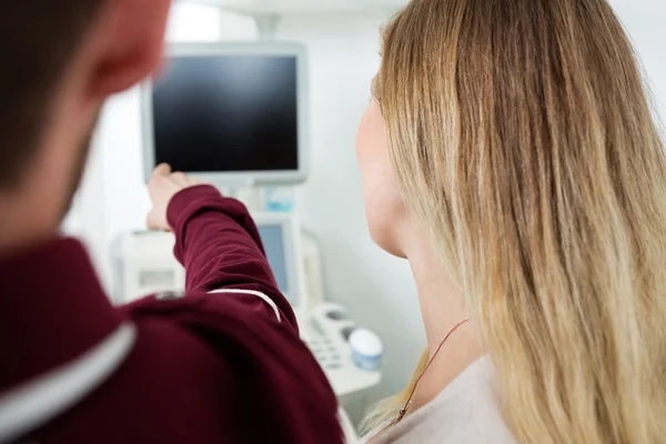 Man Showing Ultrasound Machine To Woman — Stock Photo, Image