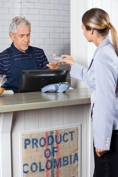 Customer Making Payment By Credit Card — Stock Photo, Image